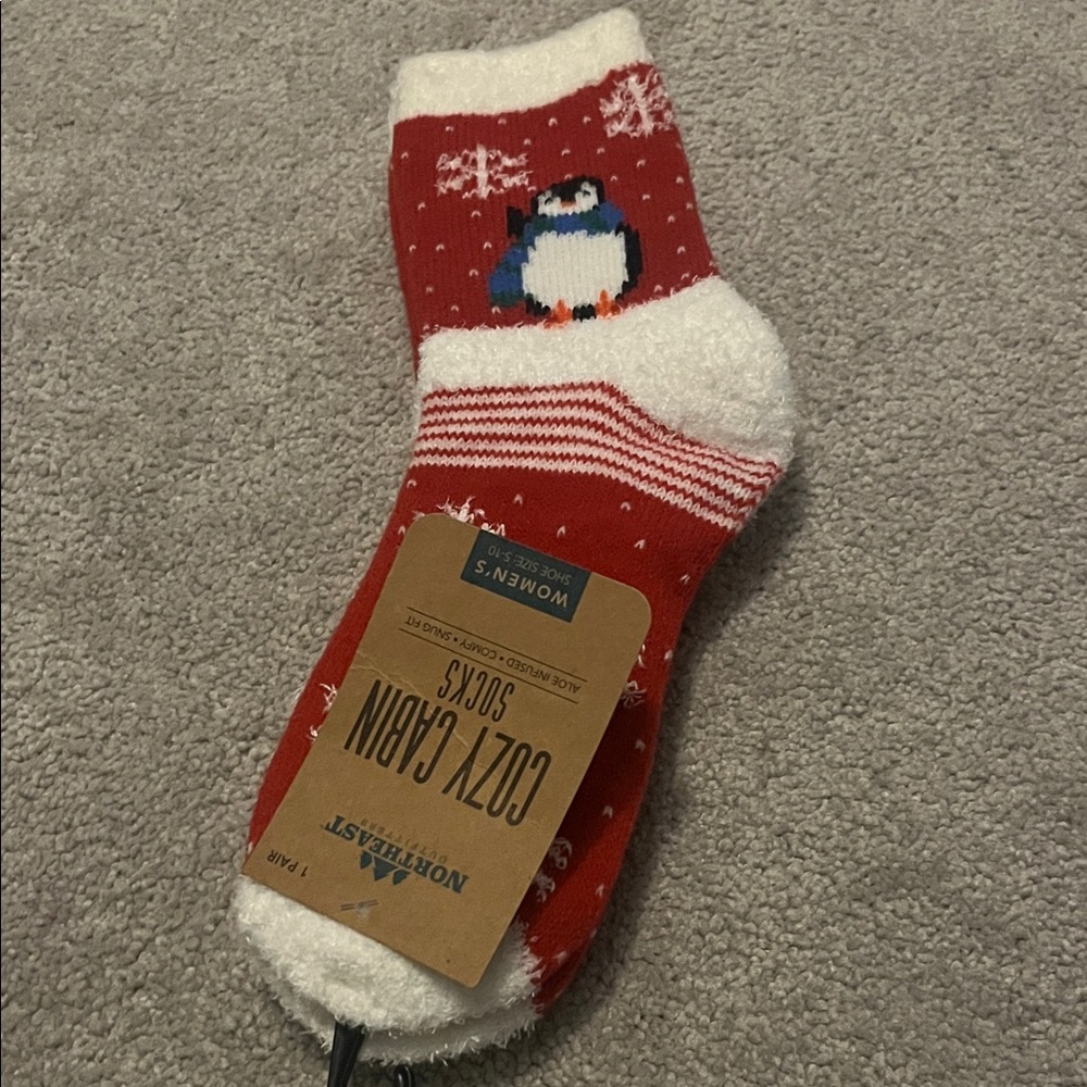 Northeast outfitters womens cozy cabin socks Red/White penguin/ snowflake desig